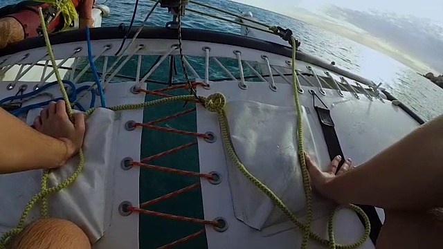 在风帆冲浪双体船上航行的人被绳索蹦床绑在一起视频素材