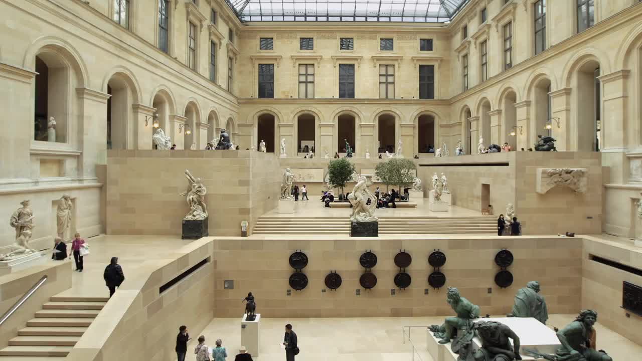 在法国巴黎卢浮宫的雕像周围的人们视频下载