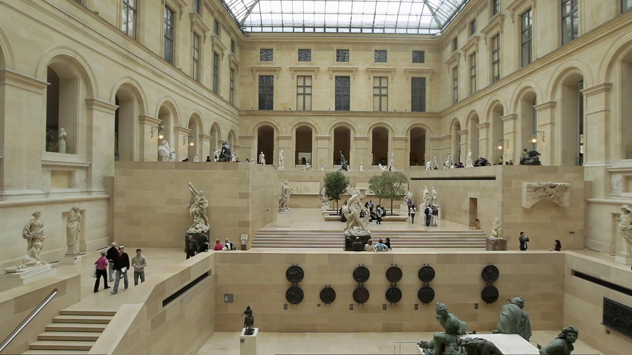 人们在法国巴黎卢浮宫的雕像旁视频下载