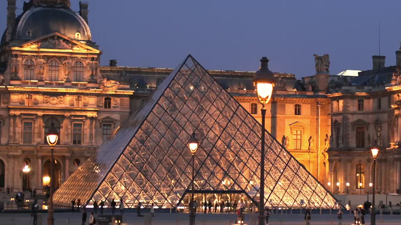 以卢浮宫博物馆为背景的交通景观/法国巴黎视频下载