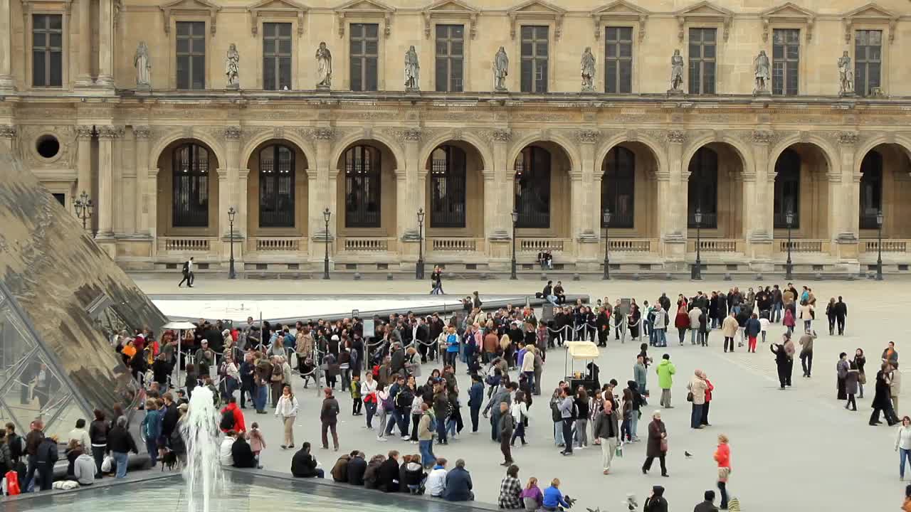 卢浮宫金字塔庭院/巴黎，法国视频下载