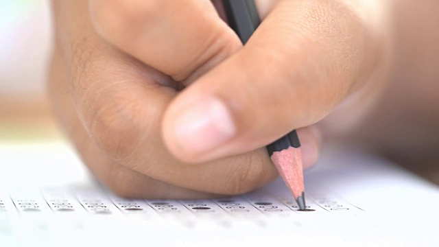 考试考试概念，在考试教室里把铅笔收在答题纸上，铅笔放在学生手上。它为知识评价研究生教育的评价提供了多种选择视频下载