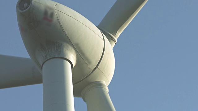 夏日里的风力涡轮机和农田视频素材