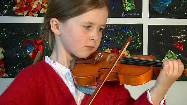 天才的孩子拉小提琴视频素材