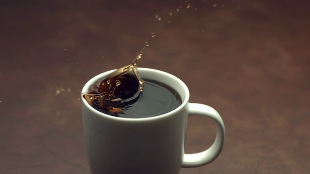 方糖溅到咖啡杯里，慢镜头视频素材