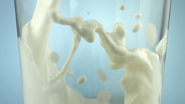 倒牛奶，慢动作视频素材