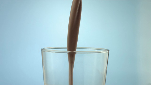巧克力牛奶倒入玻璃杯，慢动作视频素材