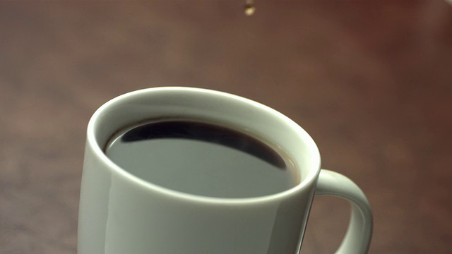 咖啡滴下来，慢镜头视频素材