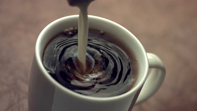奶油溅到咖啡杯里，慢动作视频素材