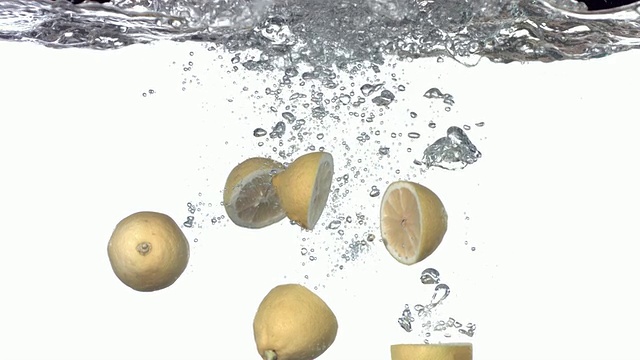 柠檬溅进水里，慢镜头视频素材