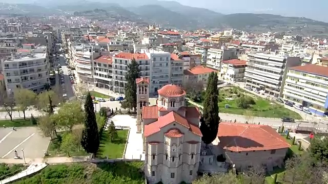 鸟瞰图的希腊东正教庙宇在一个希腊城市视频素材