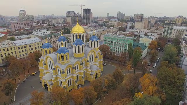 教堂在城市环境中，在秋天阴天视频素材
