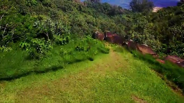 无人机飞越太平洋考艾岛夏威夷群岛上空视频素材