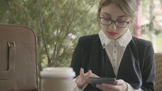 商业女性在咖啡时间上网视频素材