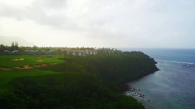 无人机飞越太平洋考艾岛夏威夷群岛上空视频素材