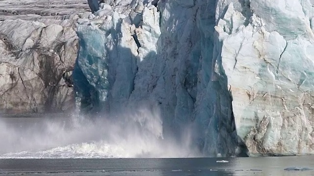 斯瓦尔巴特群岛强大的冰川崩解带着巨大的飞溅和抛射物视频素材