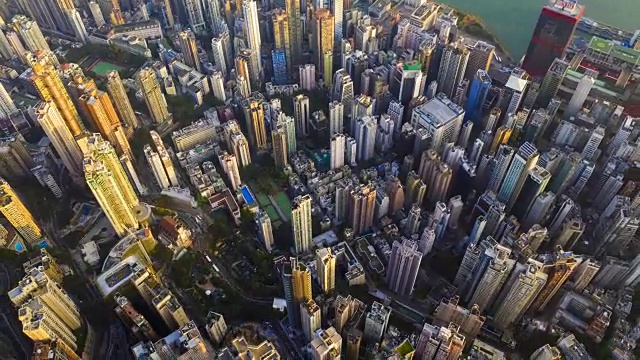 在香港维多利亚港的早上，超镜头飞过拥挤的大楼视频素材