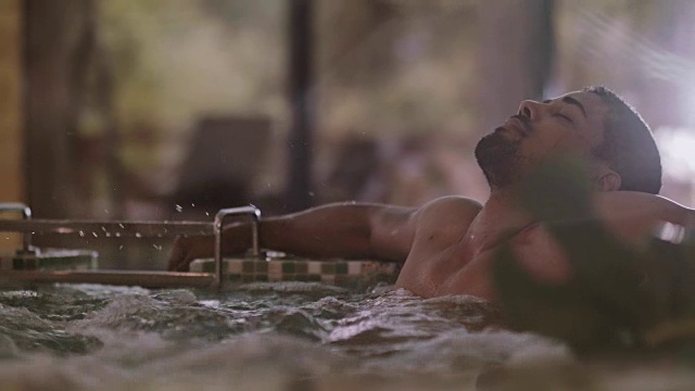在温泉浴池里放松的男人视频素材