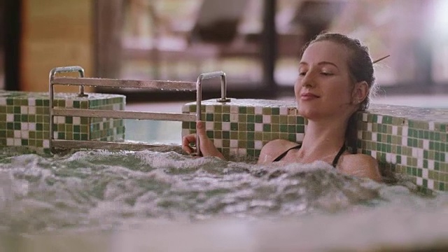 在热浴池里放松的女人视频素材