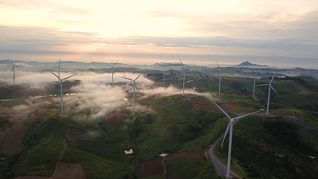 风力涡轮机，鸟瞰日出从无人机飞行风力涡轮机产生电力自然能源。4 k视频素材