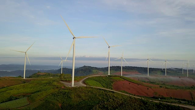 景观农场风力涡轮机，鸟瞰日出从无人机飞行风力涡轮机产生电力自然能源。视频素材