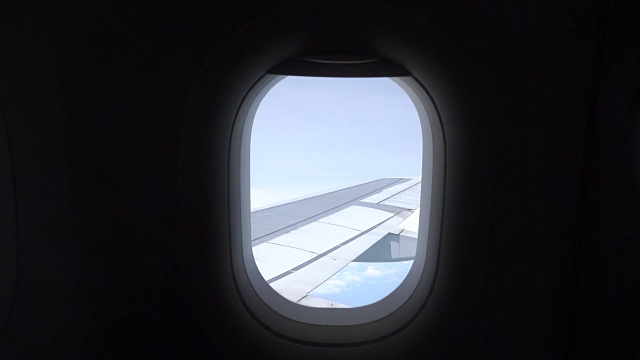 飞机上乘客座位上的窗口视图视频素材