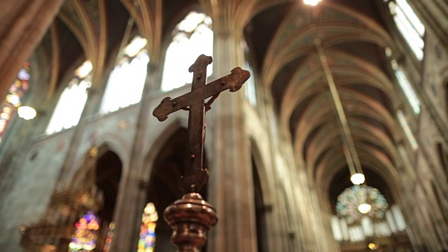 教堂里的圣十字。哥特基督教十字架视频素材
