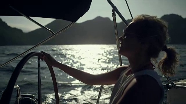 女人驾驶着游艇视频下载