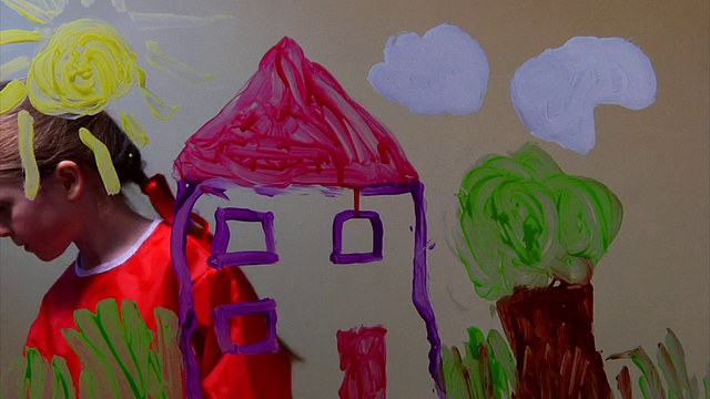 小女孩画房子的画视频素材