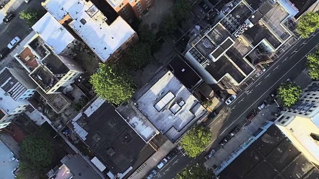 从空中俯瞰纽约市布鲁克林住宅区的人行横道。全景相机运动。视频下载
