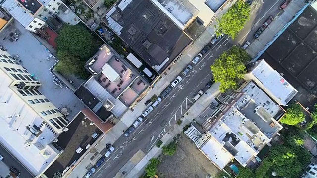 从空中俯瞰纽约市布鲁克林住宅区的人行横道。全景相机运动。视频下载