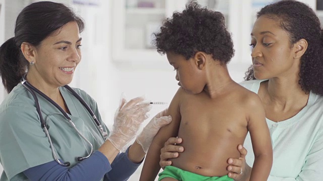学龄儿童接种疫苗视频素材