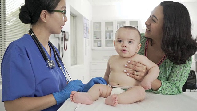 医生给婴儿接种疫苗视频素材