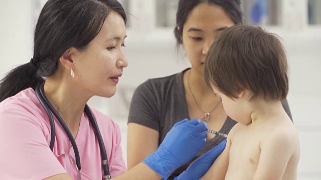 医生给幼童接种疫苗视频素材