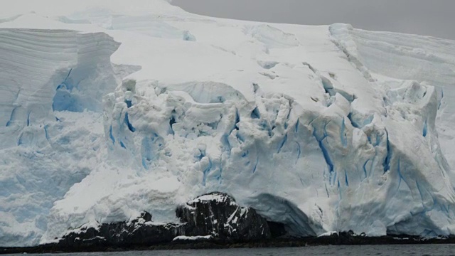 南极航行时的冰墙视频素材