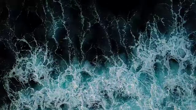 大西洋海浪的白色泡沫到达海岸的催眠效果。鸟瞰图。视频下载