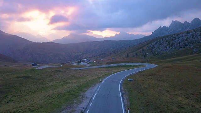 鸟瞰图的道路在白云石山在日落视频素材