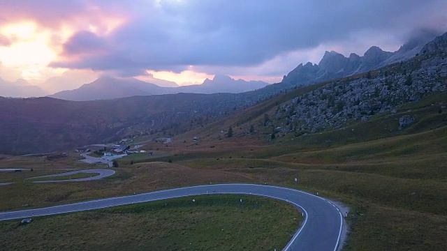 鸟瞰图的山路在白云石阿尔卑斯在日落视频素材