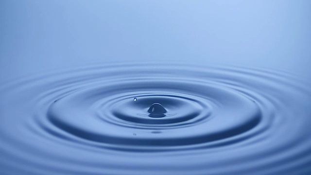 水滴飞溅成平静的水-超级慢的动作视频素材