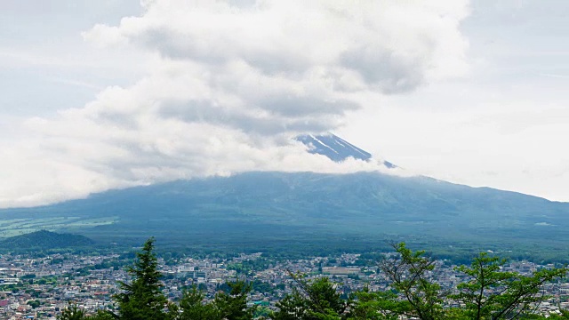 云，雾穿过富士山。日本藤吉田Chureito宝塔观景台。4K时间间隔视频素材