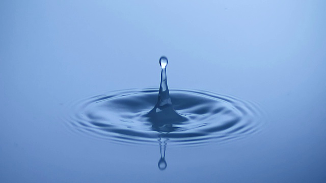 水滴飞溅成平静的水-超级慢的动作视频素材