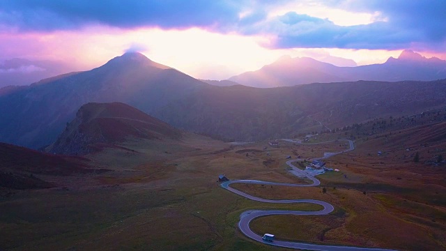 鸟瞰图的山路在白云石阿尔卑斯在日落视频素材