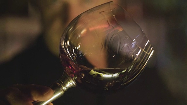 酒庄侍酒师用慢动作将意大利红酒倒入玻璃杯中视频素材