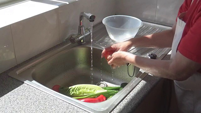 女人洗蔬菜视频下载
