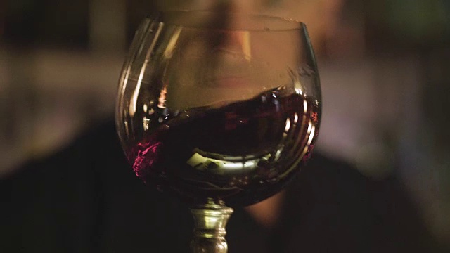 酒庄侍酒师用慢动作将意大利红酒倒入玻璃杯中视频素材