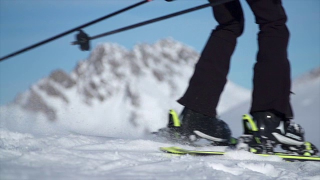 滑雪场滑雪场中一名女子在雪地上滑雪。——慢动作视频购买