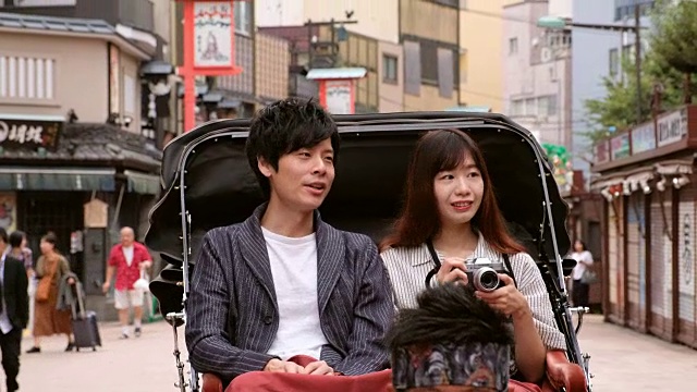在日本东京度假的中国夫妇视频下载