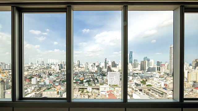 透过办公室的窗户可以看到曼谷的城市和交通景观视频素材