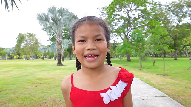 小女孩微笑的肖像，慢镜头视频素材
