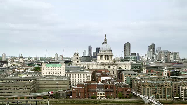 伦敦圣保罗大教堂和千禧桥视频素材